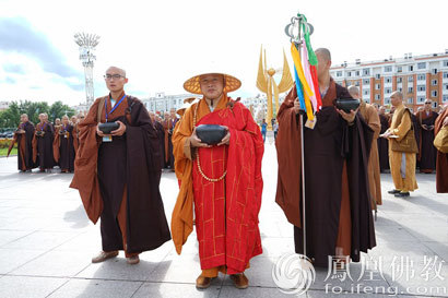 「佛教」伊春天龙禅寺举行托钵乞食法会,踏上解脱之路.