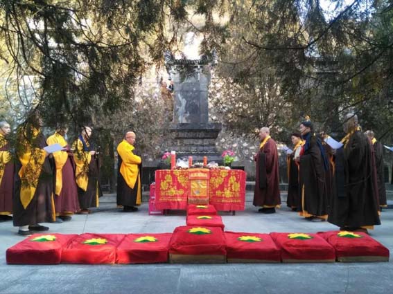 「佛教」法门寺僧众上山扫塔祭祖