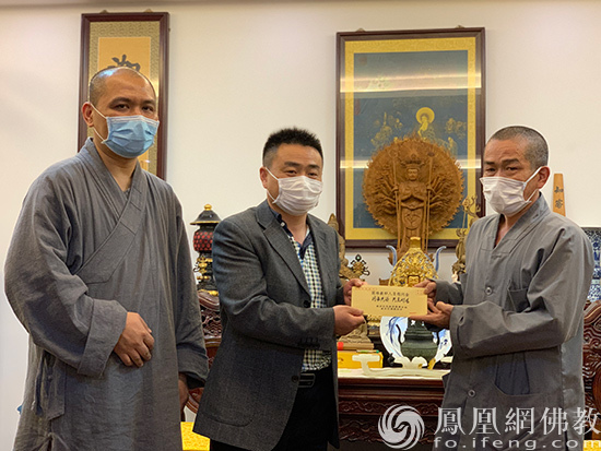 「佛教」湖北咸安民宗局与佛协慰问寺院教职人员 发放疫情救助慰问金