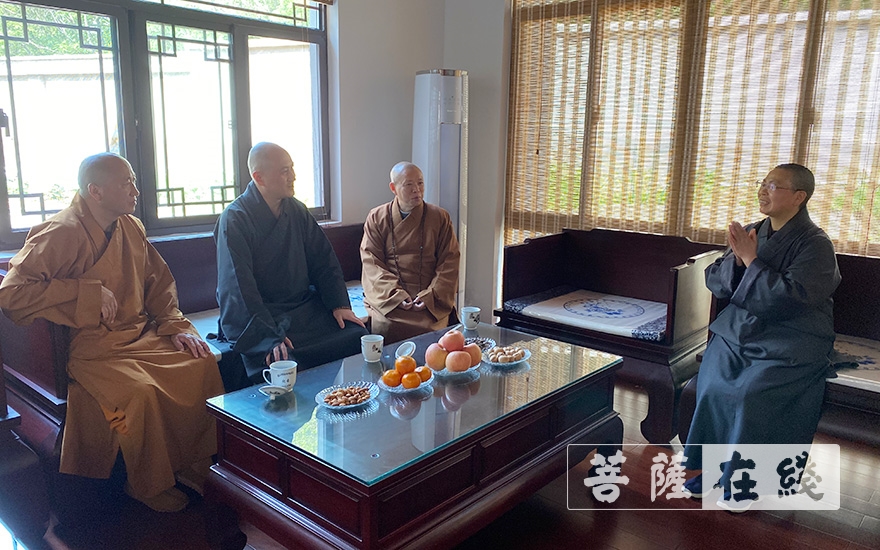 「佛教」江苏省佛教协会会长心澄大和尚一行慰问镇江市圆通庵