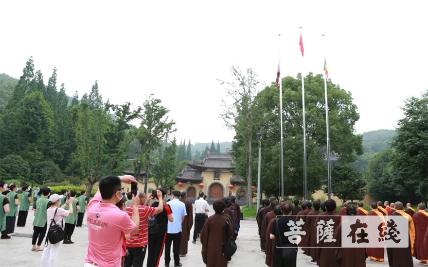 「疫情」温州市护国寺有序开放首日举行升国旗仪式