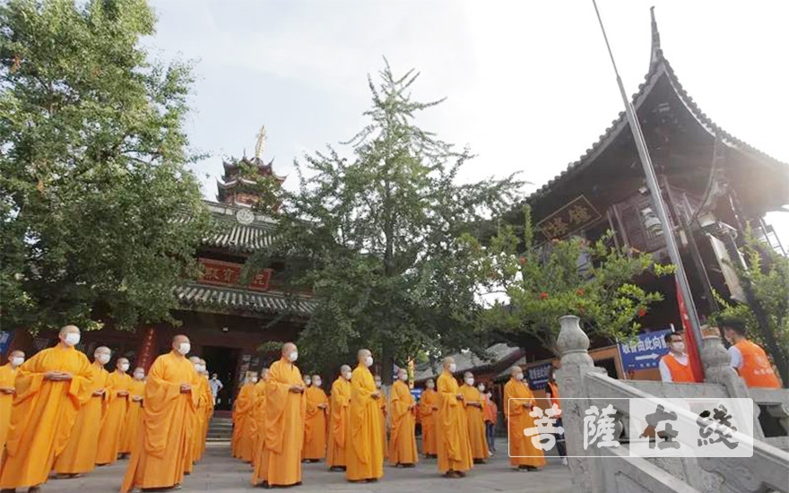 「佛教」南京鸡鸣恢复开放首日举行升国旗仪式
