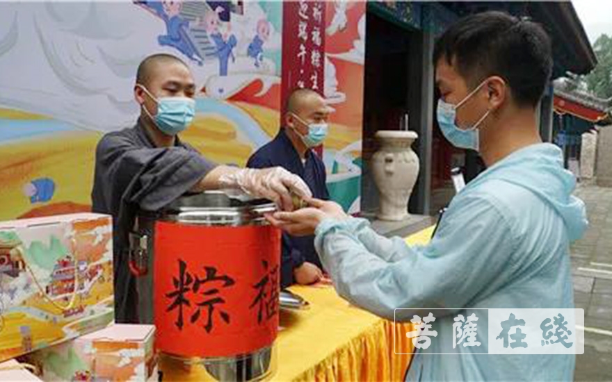 「佛教」嵩山少林寺于恢复开放首日为游客派发福粽