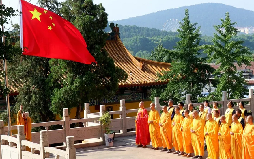 「升旗仪式」徐州兴化寺举行升国旗仪式 庆祝中国共产党建党99周年