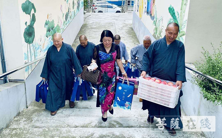 「佛教」南京浦口星甸佛教界国庆、中秋前夕慰问老人