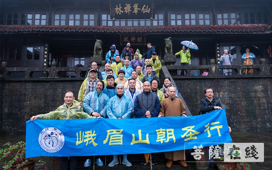 「峨眉山金顶」十月瑞雪飞金顶 万盏明灯供普贤