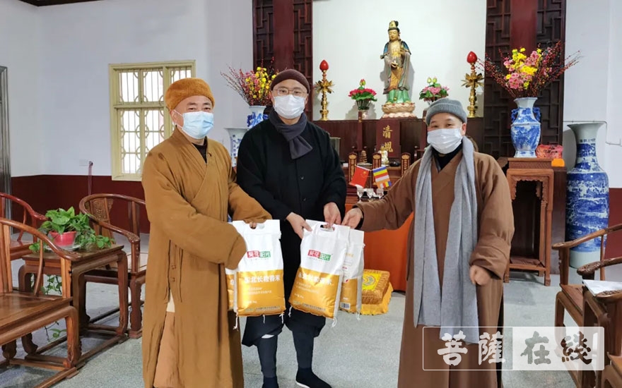 「佛教」湘潭市佛协副会长唯静法师一行赴龙兴寺走访慰问