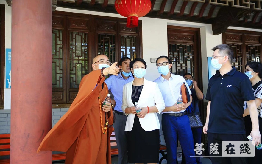 「鲍秀英」浙江省委统战部副部长鲍秀英督查舟山佛教活动场所防疫工作