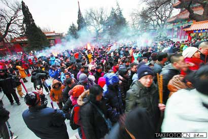 「雍和宫」2013蛇年除夕，各地民众彻夜排队争烧头香祈福