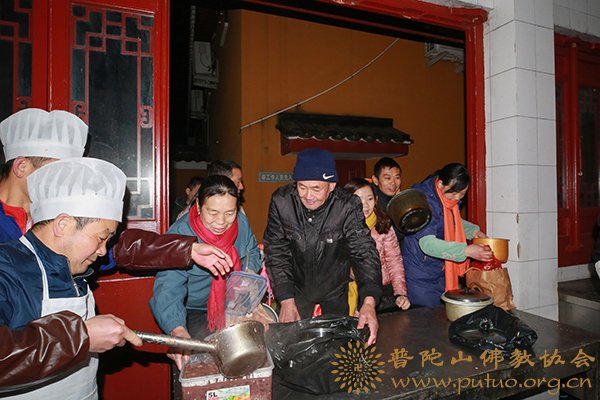 「佛教」全国各地佛寺纷纷举办施腊八粥和法会活动，恭迎佛陀成道日。