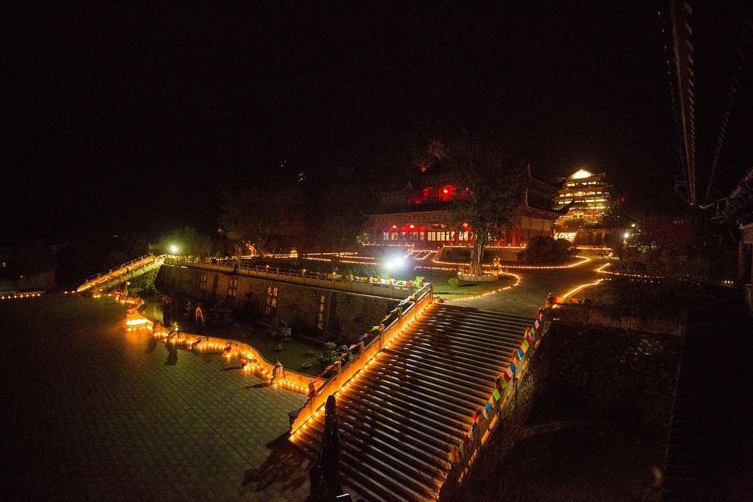 「万众」广东韶关东华禅寺举行万众供灯典礼