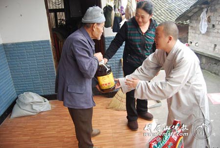 「佛教」重阳节践行慈悲行愿 峨眉山佛协慰问五保户老人