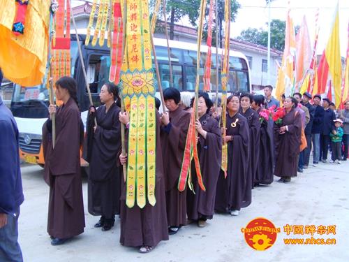 「佛教」广东南华禅寺为甘肃省清水县民安寺捐赠16吨物资