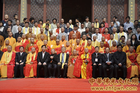 「佛教」光泉法师荣膺杭州灵隐寺方丈 中国佛教协会会长传印长老送座
