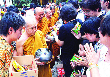 「佛教」泰国、印尼大乘佛教联合庆祝迦提那节（图）