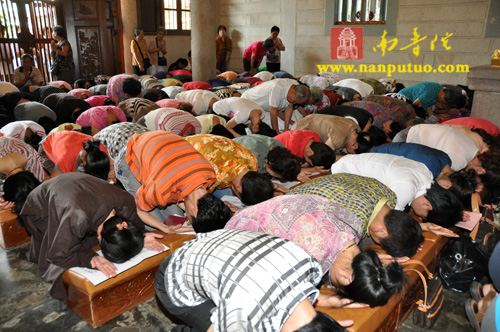 「南普陀寺」南普陀寺方丈则悟大和尚为信众传授皈依并开示