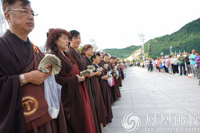 「佛教」伊春天龙禅寺举行托钵乞食法会,踏上解脱之路.