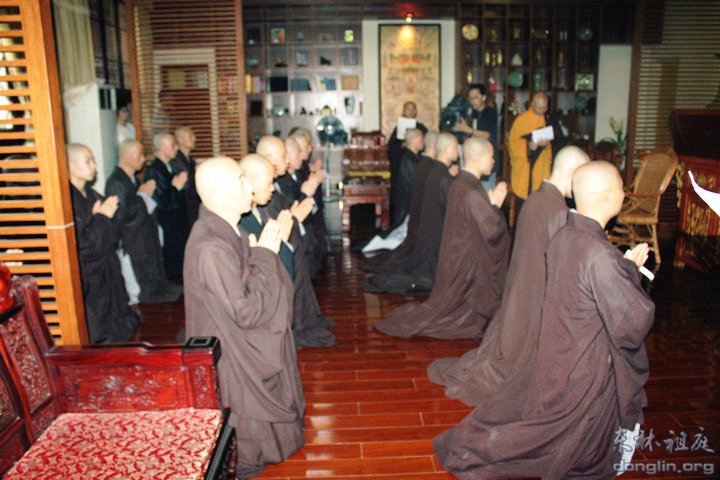 「东林寺」传印长老于佛诞节在东林寺为18位净人举行剃度仪式