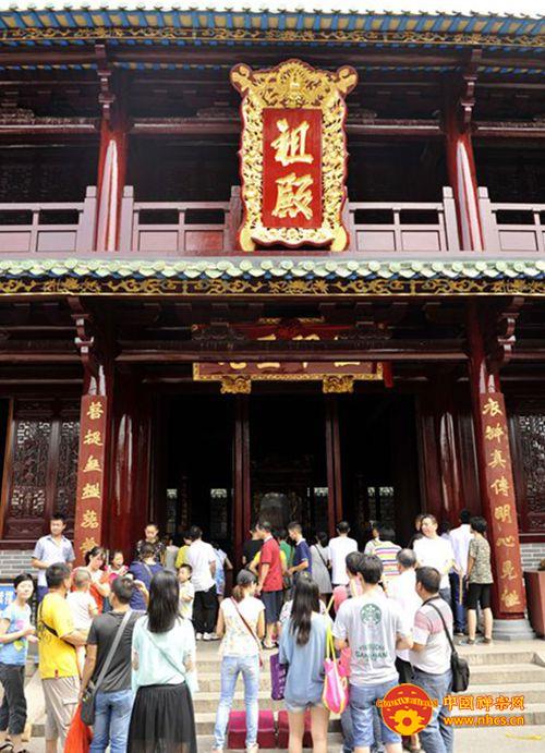 国庆节当天广东南华禅寺迎来近万名游客