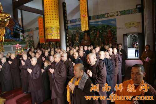 「佛教」湖南省佛教协会2015年传授二部僧戒法会广法寺(男众)举行结界洒净 「佛教」湖南省佛教协会2015年传授二部僧戒法会广法寺(男众)举行结界洒净