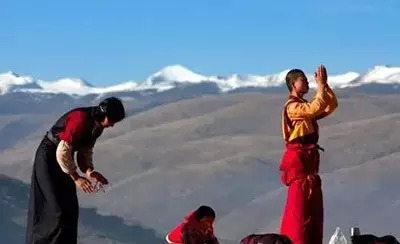「班禅喇嘛」大师们的另类长寿灌顶