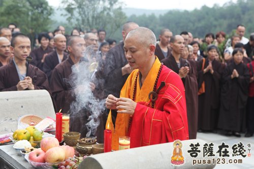 「佛教」江西净居禅寺举行“体光老和尚舍利塔扫塔祭祀法会”