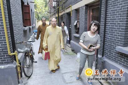 「中秋节」全国各地寺庙中秋祈福 素月派送尽显佛门慈悲
