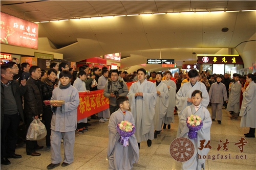 「浠水」广东深圳弘法寺隆重举行恭送本焕长老舍利赴湖北浠水胜乘寺永久安奉法会