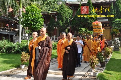 「南普陀寺」南普陀寺方丈则悟大和尚为信众传授皈依并开示