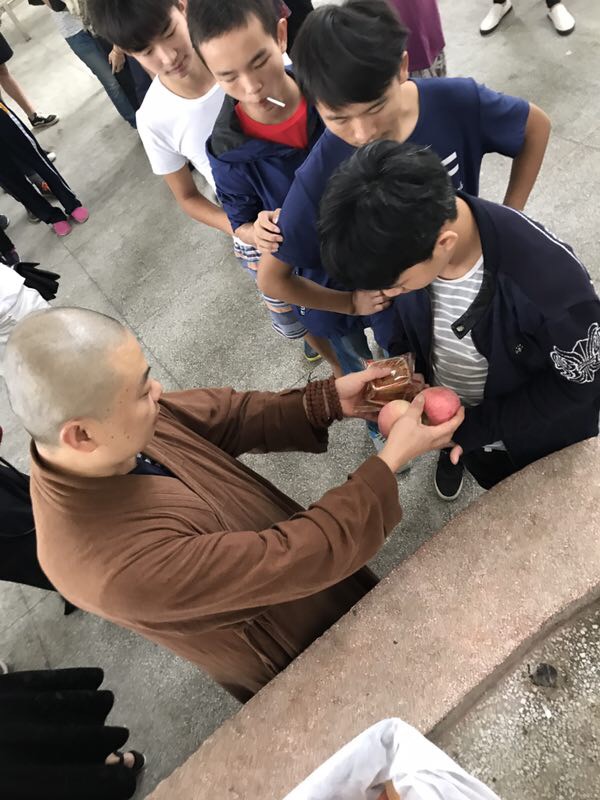 「敬老院」印悟法师率湖南大同禅寺僧众为敬老院和学生送中秋祝福