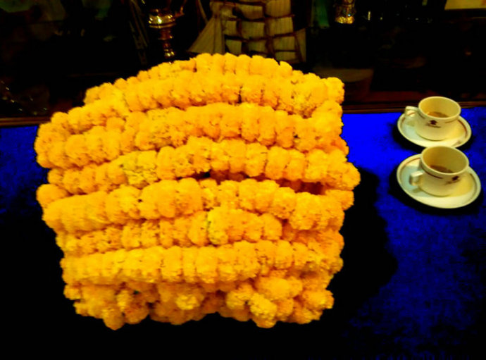 「印度教」印度朝圣——穿花衣的大白牛和素食自助餐撷影