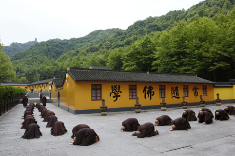 「佛教」浙江绍兴炉峰禅寺举行2016年千人拜山法会