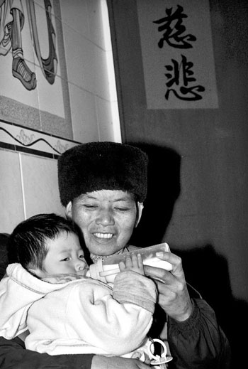 「弃婴」比丘尼30年收养24个“尼娃娃” 基本都是弃婴孤儿