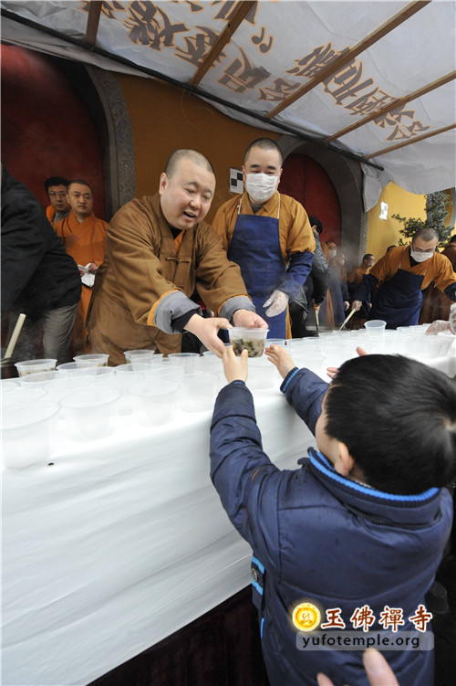 「佛教」上海玉佛禅寺举行2014年迎新年腊八赠粥活动
