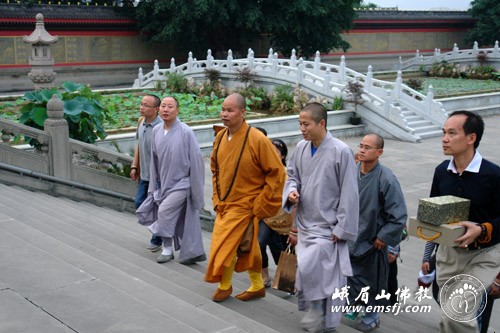 「峨眉山」江西云居山真如寺方丈纯闻法师一行参访峨眉山