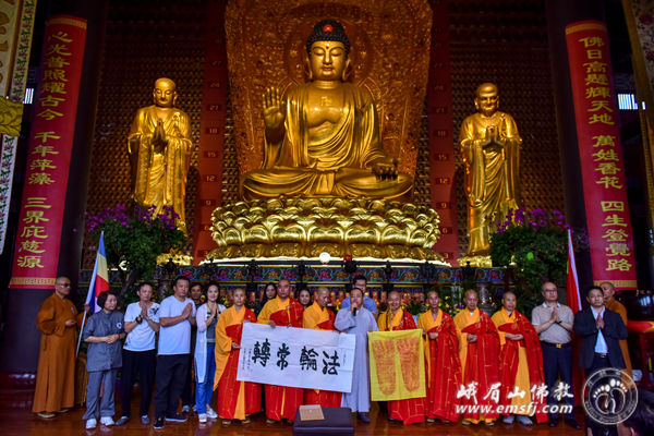 「佛教」108位僧人赴峨眉山朝圣礼佛