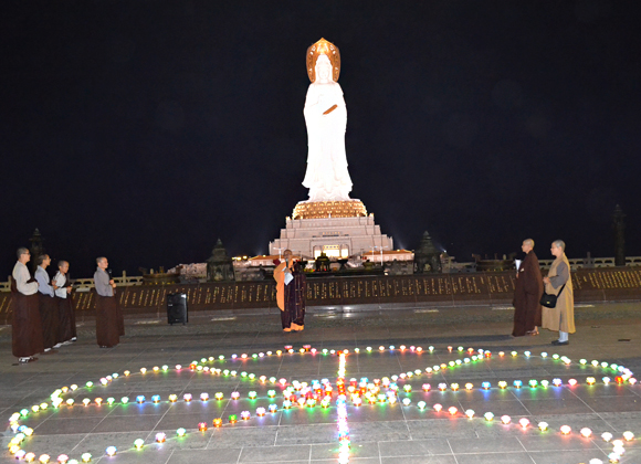 「观音」海南海口泰华庵僧众团虔诚礼拜海上观音 「观音」海南海口泰华庵僧众团虔诚礼拜海上观音