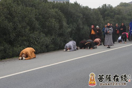 「九华山」苏州迎湖禅寺果照法师三步一叩 朝拜九华山