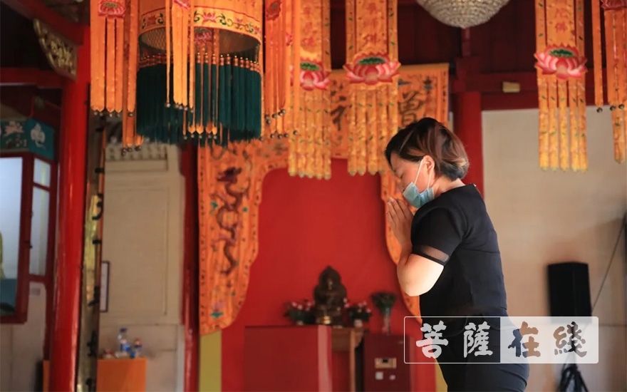 长春般若寺恢复开放首日举行升旗仪式