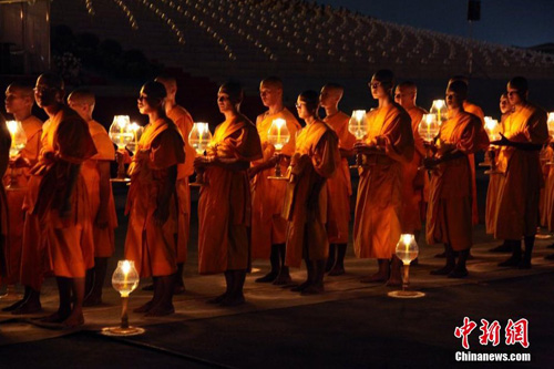 「平安」泰法身寺举行万佛节平安灯法会