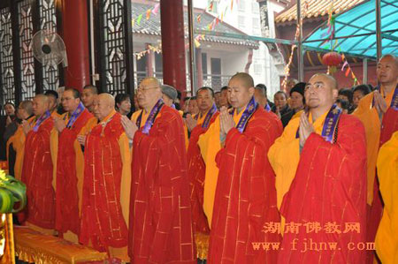 「耒阳」惟正法师荣膺湖南耒阳金钱寺方丈 圣辉法师送座