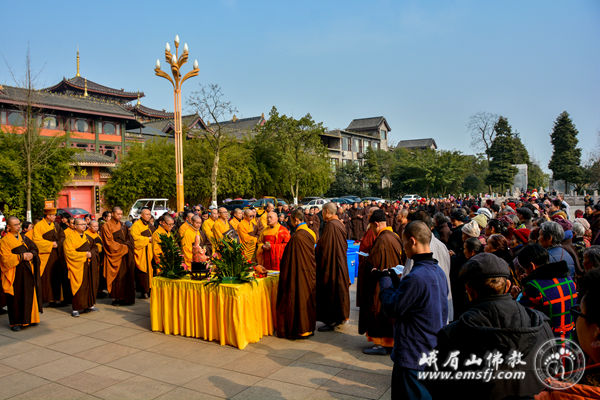 「佛教」峨眉山各寺举行佛事活动祈福恭祝元旦佳节