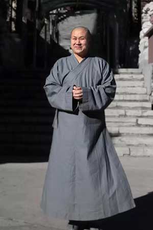 「慈善」他和李嘉诚王健林同台领奖 却带两名员工出家为僧