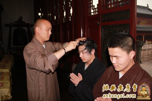 「佛教」浙江安康寺方丈法弘大和尚为三位善男子剃发出家