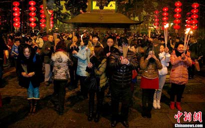 「雍和宫」2013蛇年除夕，各地民众彻夜排队争烧头香祈福