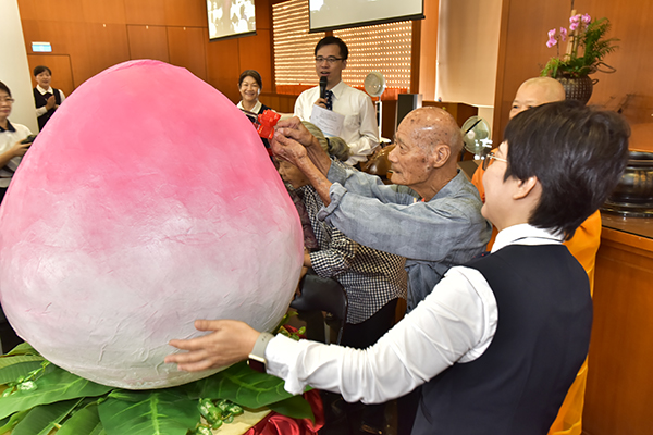 「法鼓山」祈愿光明有智慧 ，台湾法鼓山紫云寺为家中宝重阳祝寿