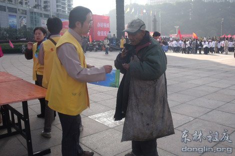 「低碳环保生活」从我做起 近千市民环湖慢跑倡导低碳环保