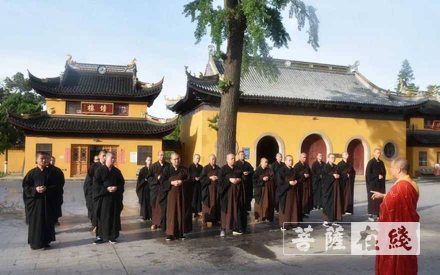 「佛教」大林禅寺恢复开放首日举行升国旗仪式
