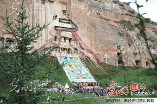 「马蹄寺」甘肃肃南马蹄寺举行晒佛祭鄂博法会