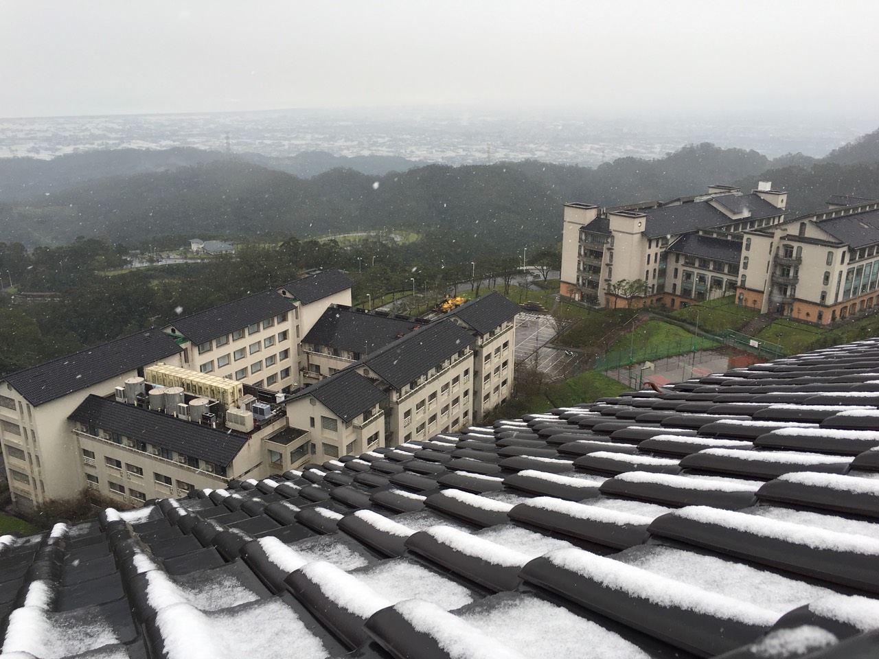 「佛光大学」王级寒流跑去台湾 宜兰佛光大学现百年难遇雪景